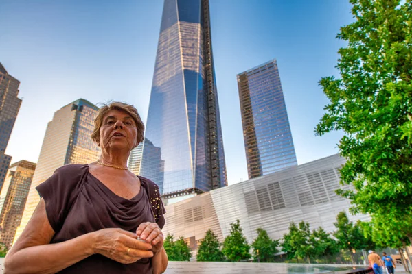 Wściekła Dojrzała Kobieta Przed World Trade Center Września Koncepcja Ataku — Zdjęcie stockowe