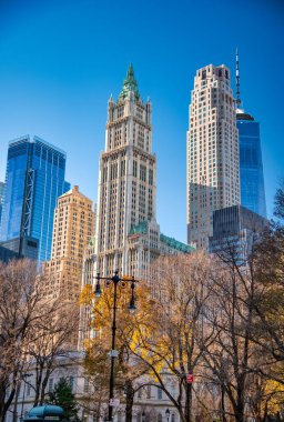 Aşağı Manhattan 'ın uzun binaları gün batımında, New York
