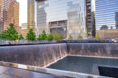 NEW YORK CITY - HAZİRAN 2013: Güneşli bir günde Dünya Ticaret Merkezi. 11 Eylül saldırılarında yıkılan ilk yedi binanın yerini alıyor.