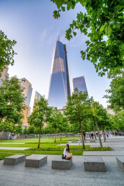 NEW YORK CITY - HAZİRAN 2013: Güneşli bir günde Dünya Ticaret Merkezi. 11 Eylül saldırılarında yıkılan ilk yedi binanın yerini alıyor.
