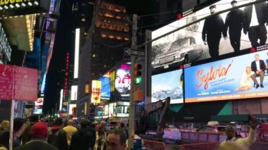 NEW YORK CITY - 20 Ekim 2015: Times Meydanı 'nda gece turistleri