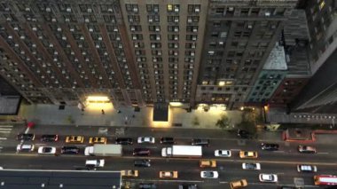Manhattan şehir merkezi trafiği gece yüksek bir perspektiften