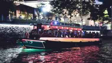 ŞARKI - 3 HAZİRAN 2020: Singapur Nehri 'ndeki Marina Körfezi' ndeki feribot
