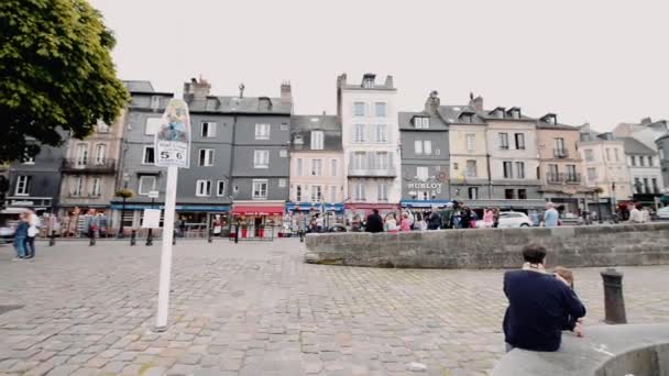 HONFLEUR, FRANKRIJK - JULI 2014: Stadswoningen en toeristen in de zomer — Stockvideo