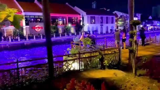 MALACCA, MALASIA - 29 de diciembre de 2019: Hermosas luces nocturnas a lo largo del río de la ciudad — Vídeos de Stock