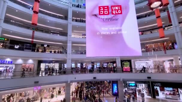 KUALA LUMPUR, MALAYSIA - DECEMBER 28, 2019: Interieur van Klcc Center vol met toeristen en winkels — Stockvideo