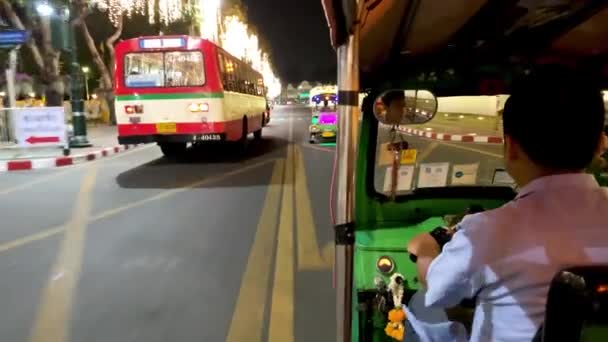 BANGKOK, THAÏLANDE - 14 DÉCEMBRE 2019 : Trafic urbain de nuit vu d'un TukTuk en mouvement — Video