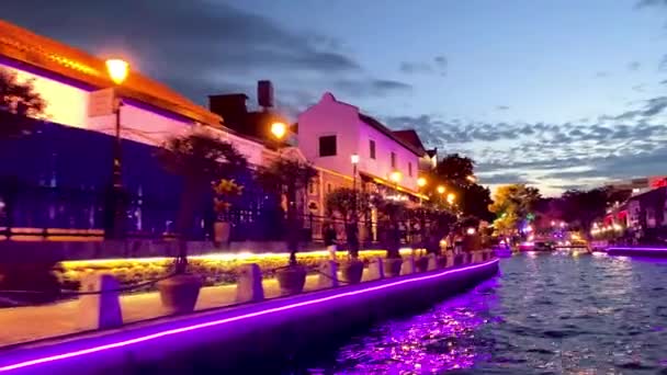 MALACCA, MALAYSIA - 2019年12月29日:日没時に街の川沿いのボートクルーズ — ストック動画