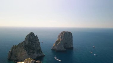 Bir İHA 'dan Faraglioni' nin yukarıdan görünüşü, Capri. İtalya, Campania 'nın ünlü kayaları