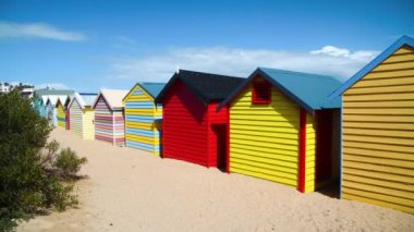Victoria State, Avustralya 'daki Brighton sahilinin renkli kulübeleri