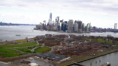 Manhattan şehir merkezinin hava görüntüsü helikopterden, New York ağır çekim