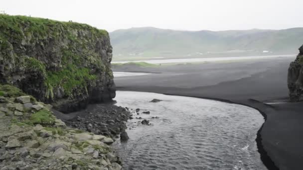 Islândia Reynisfjara praia preta na temporada de verão — Vídeo de Stock