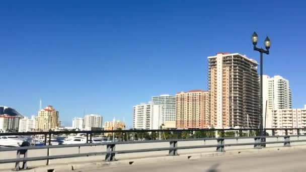 FORT LAUDERDALE, FL - FEBRUARY 2016: Car traffic along a city bridge on a sunny day — Stock Video