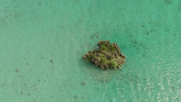 Increíble vista aérea de Crystal Rock desde un dron volador, Mauricio. Movimiento lento — Vídeos de Stock