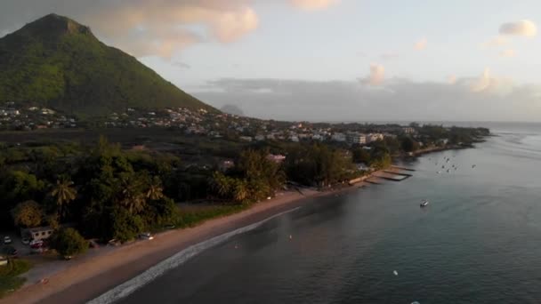 Flygfoto över Mauritius vid solnedgången från Flic En Flac Beach — Stockvideo