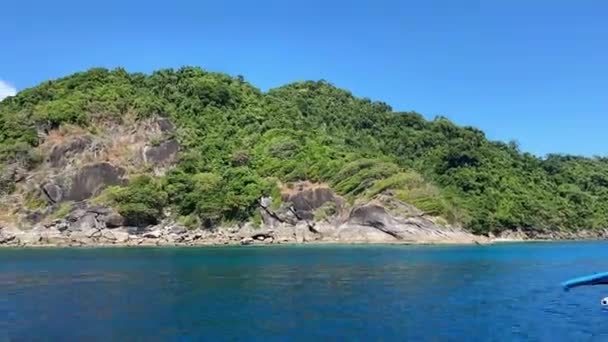 Thailandia costa visto da una barca in movimento, Surin Islands in una bella giornata di sole — Video Stock