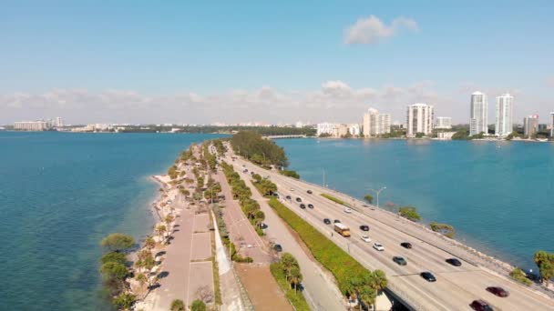 在一个阳光灿烂的日子里，从空中俯瞰Rickenbacker Causeway和迈阿密市中心 — 图库视频影像