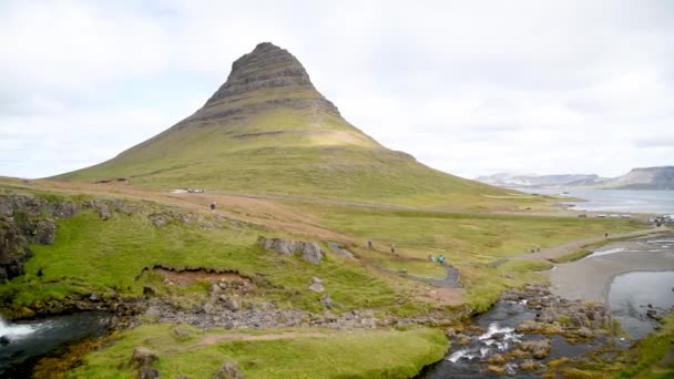 Kirkjufell Montanhas e Cachoeiras na temporada de verão, Islândia — Vídeo de Stock