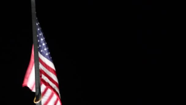 Güzel bir gecede rüzgarda sallanan Amerikan bayrağı — Stok video