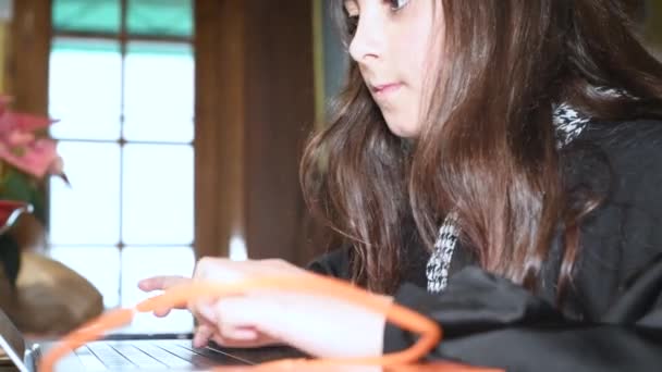 Junges Mädchen mit Laptop zu Hause. Heimische Schulbildung und Lernkonzept — Stockvideo