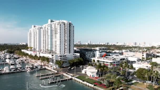 Úžasný panorama Miami z Miami Islands. Zpomalení dronu — Stock video