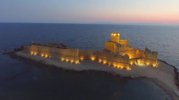 Fortaleza aragonesa, castillo aragonés turístico "Le Castella". Paisaje nocturno de la región de Calabria, sur de Italia — Vídeo de stock