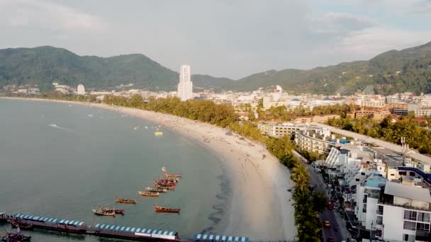 Atemberaubende Luftaufnahme des Patong Beach und der Stadt Phuket bei Sonnenuntergang, Thailand — Stockvideo
