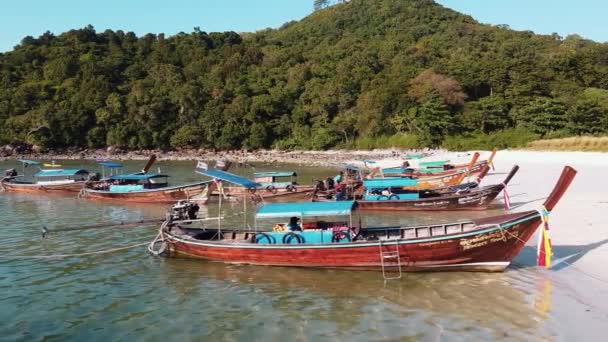 PHI PHI DON, THAILAND - 24 ДЕКАБРЯ 2019: Туристы посещают пляж Ло Лана — стоковое видео