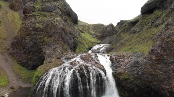 Водопады Stjornarfoss в летний сезон, удивительный вид с воздуха — стоковое видео