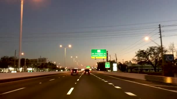 フロリダ州の州間高速道路を夜に運転し、車からの眺め — ストック動画