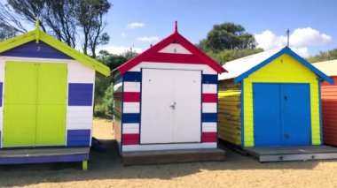 BRIGHTON BEACH, AUSTRALYA - 9 Eylül 2018: Sahildeki ünlü renkli kulübelerin panoramik manzarası