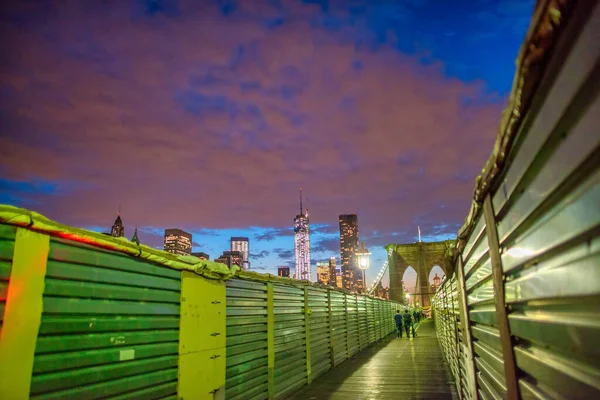 Nueva York City Junio 2013 Puente Brooklyn Turistas Noche — Foto de Stock