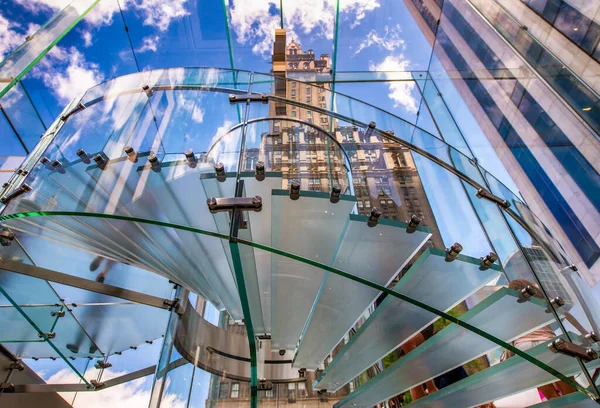 Silueta Gente Escalera Cristal Vista Desde Parte Inferior Concepto Negocio — Foto de Stock