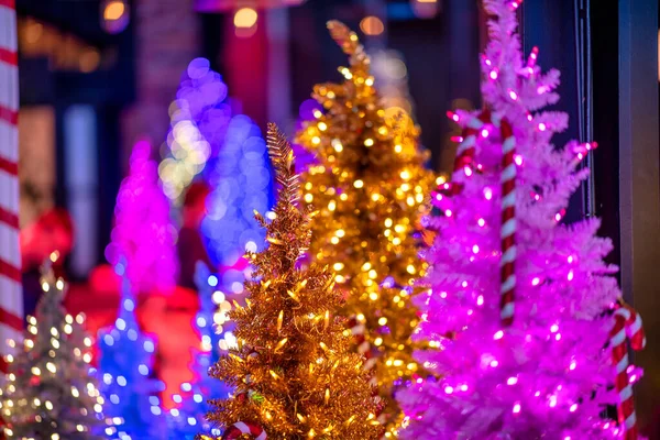 Coloridos Árboles Navidad Por Noche Concepto Vacaciones Fondo Para Vacaciones —  Fotos de Stock