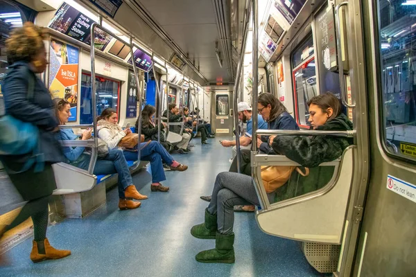 ニューヨーク市 2018年12月2日 ニューヨーク市内の地下鉄列車の中に座って歩く人々 — ストック写真