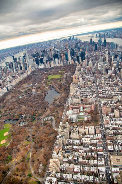 NEW YORK CITY - 3 Aralık 2018: Manhattan ve New York 'tan Central Park hava görüntüsü. New York, New York, New York, ABD, New York 'un göbeğinde.