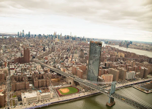 从直升机上俯瞰曼哈顿大桥 城市天际线从一个很高的有利位置 — 图库照片
