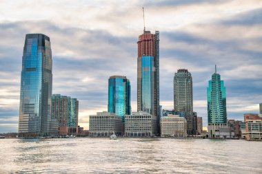 MANHATTAN, NY - 3 ARALIK 2018: hareket halindeki bir feribottan gün batımında New York Şehri