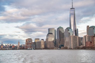 MANHATTAN, NY - 3 ARALIK 2018: hareket halindeki bir feribottan gün batımında New York Şehri