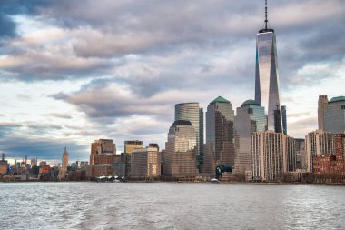 Gün batımında hareket halindeki bir feribottan New York 'a.