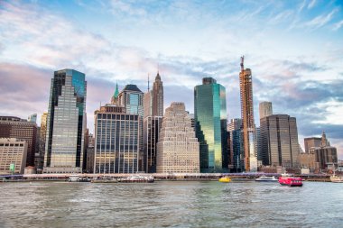 MANHATTAN, NY - 3 ARALIK 2018: hareket halindeki bir feribottan gün batımında New York Şehri