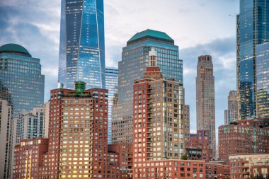 MANHATTAN, NY - 3 ARALIK 2018: hareket halindeki bir feribottan gün batımında New York Şehri