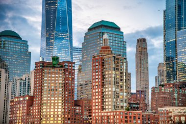 Gün batımında hareket halindeki bir feribottan New York 'a.