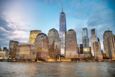 MANHATTAN, NY - 3 ARALIK 2018: hareket halindeki bir feribottan gün batımında New York Şehri