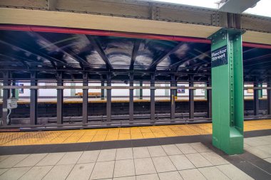 MANHATTAN, NY - 4 ARALIK 2018: şehir merkezindeki Rector Street metro istasyonu