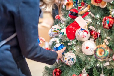 Kadın elleri Noel ağacı toplarına dokunuyor