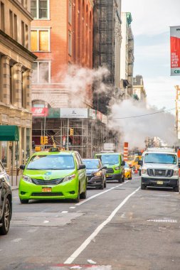 MANHATTAN, NY - 6 ARALIK 2018: Kış mevsiminde buharlı Manhattan sokak trafiği