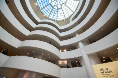 MANHATTAN, NY - 7 Aralık 2018: güneşli bir günde Guggenheim Müzesinin İçi