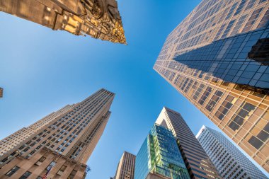 MANHATTAN, NY - 7 Aralık 2018: Manhattan şehir merkezinin modern gökdelenleri kış mevsiminde, sokaktan manzara