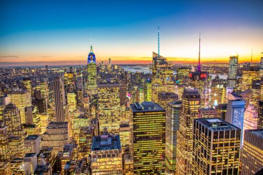 MANHATTAN, NY - 7 Aralık 2018: Kış mevsiminde Manhattan şehir merkezinin modern gökdelenleri, çatıdan gökyüzü manzarası